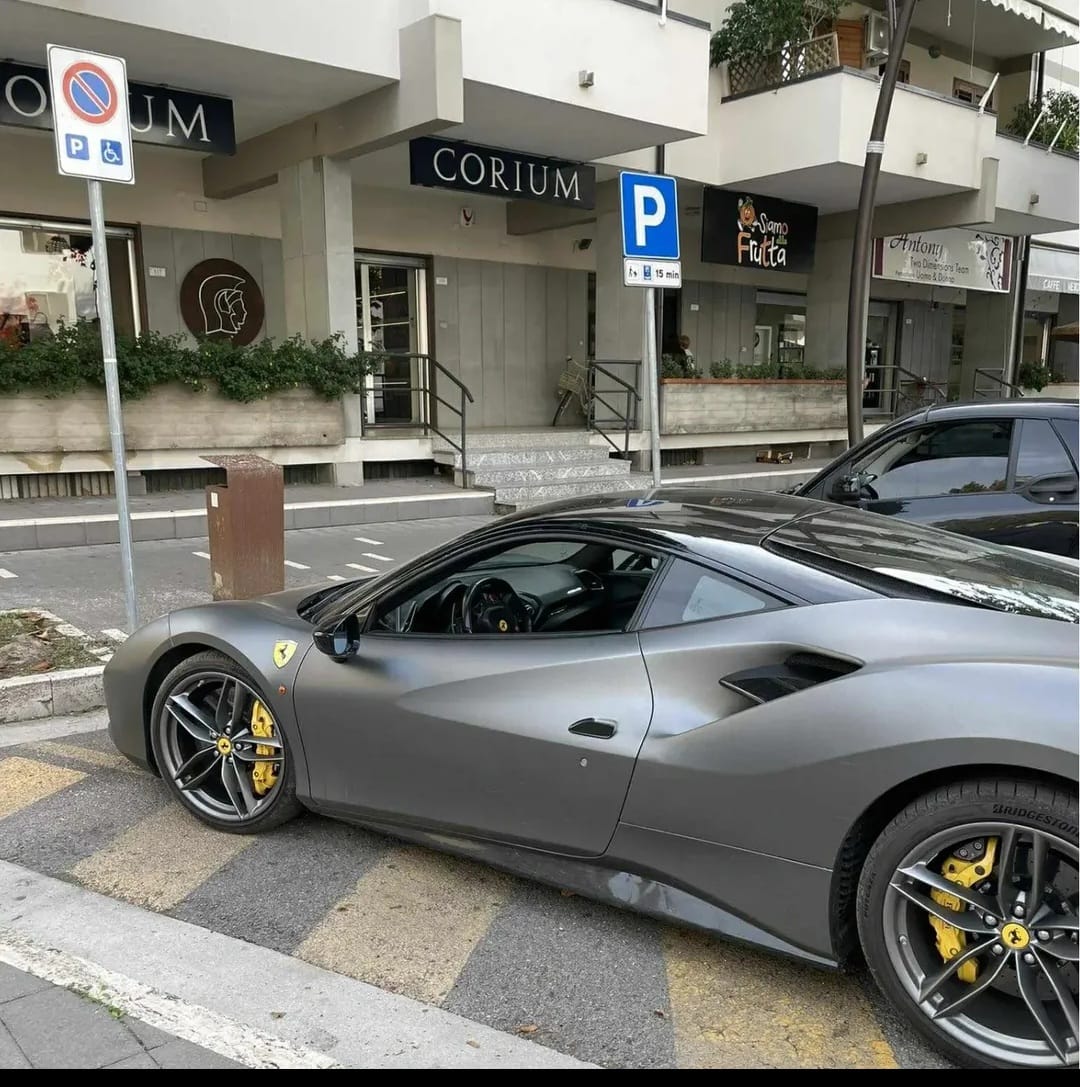 Capaccio Paestum, una Ferrari sullo stallo disabili: simbolo di un’arroganza contro i più fragili